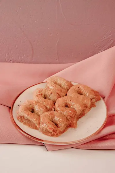 Geleneksel hindistancevizli tatlı baklavası. Ev yapımı fındıklı ve ballı baklava..