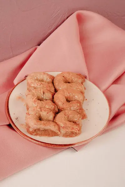 Geleneksel hindistancevizli tatlı baklavası. Ev yapımı fındıklı ve ballı baklava..