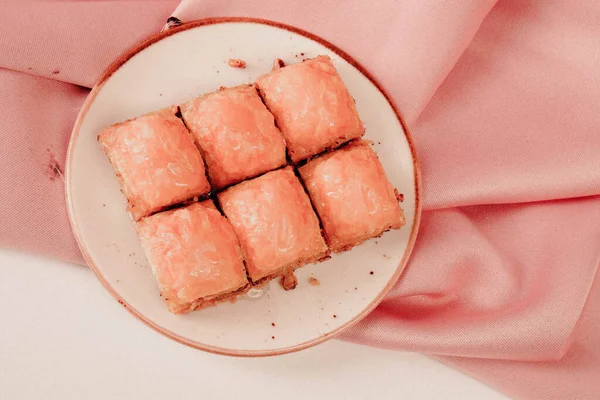 Geleneksel hindistancevizli tatlı baklavası. Ev yapımı fındıklı ve ballı baklava..