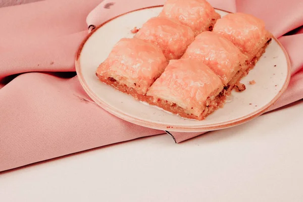 Geleneksel hindistancevizli tatlı baklavası. Ev yapımı fındıklı ve ballı baklava..