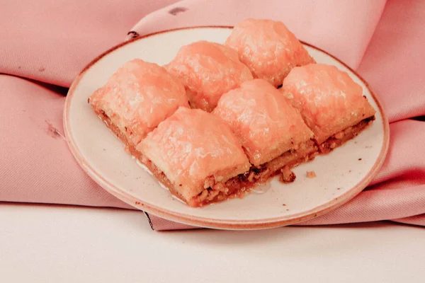 Geleneksel hindistancevizli tatlı baklavası. Ev yapımı fındıklı ve ballı baklava..