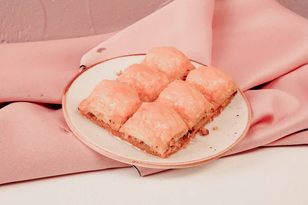 Geleneksel hindistancevizli tatlı baklavası. Ev yapımı fındıklı ve ballı baklava..