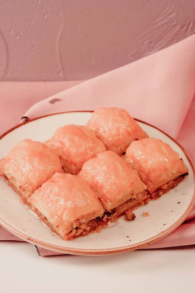 Geleneksel hindistancevizli tatlı baklavası. Ev yapımı fındıklı ve ballı baklava..