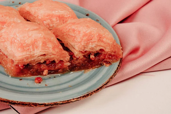 Geleneksel hindistancevizli tatlı baklavası. Ev yapımı fındıklı ve ballı baklava..