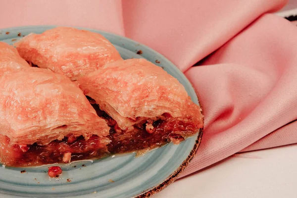 Geleneksel hindistancevizli tatlı baklavası. Ev yapımı fındıklı ve ballı baklava..