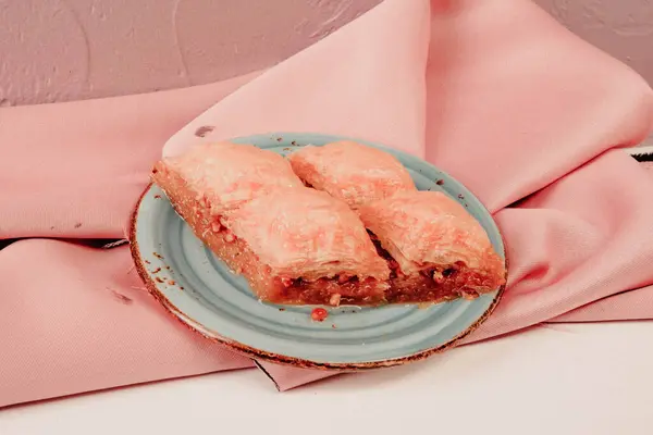 Geleneksel hindistancevizli tatlı baklavası. Ev yapımı fındıklı ve ballı baklava..