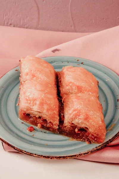 Geleneksel hindistancevizli tatlı baklavası. Ev yapımı fındıklı ve ballı baklava..