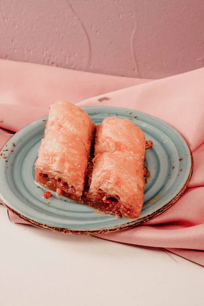 Geleneksel hindistancevizli tatlı baklavası. Ev yapımı fındıklı ve ballı baklava..