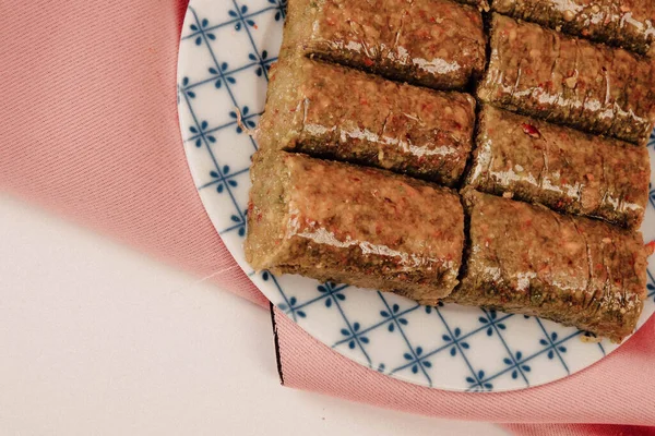 Geleneksel hindistancevizli tatlı baklavası. Ev yapımı fındıklı ve ballı baklava..