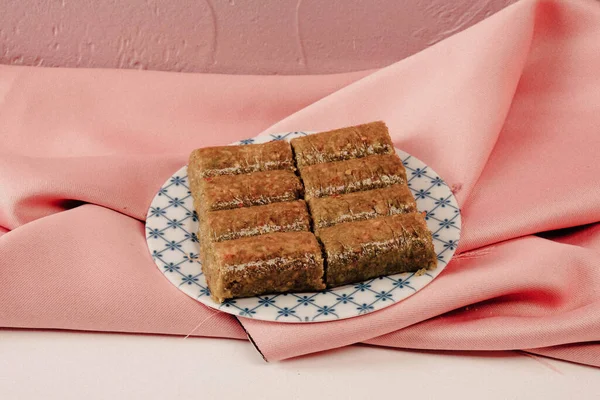 Geleneksel hindistancevizli tatlı baklavası. Ev yapımı fındıklı ve ballı baklava..