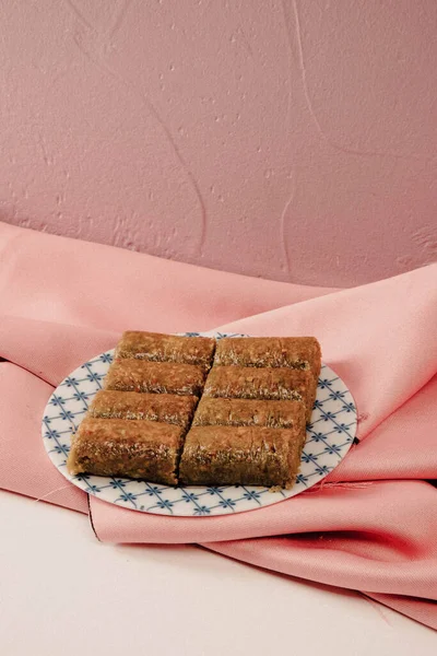 Geleneksel hindistancevizli tatlı baklavası. Ev yapımı fındıklı ve ballı baklava..