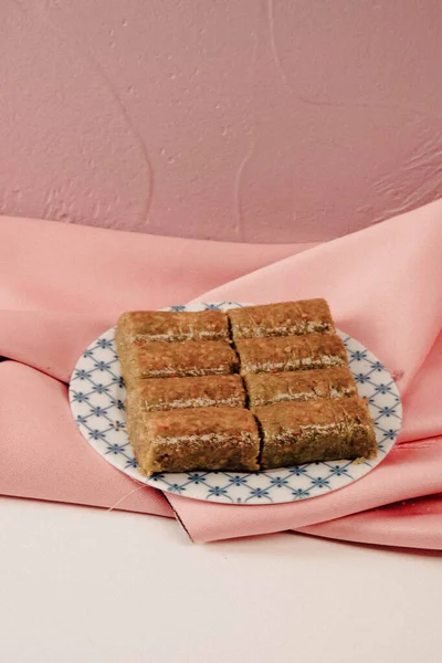 Geleneksel hindistancevizli tatlı baklavası. Ev yapımı fındıklı ve ballı baklava..