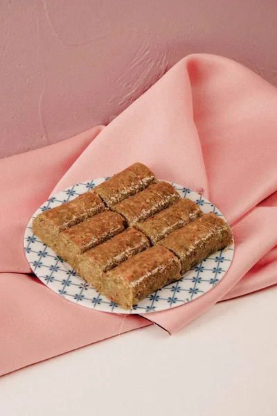Geleneksel hindistancevizli tatlı baklavası. Ev yapımı fındıklı ve ballı baklava..