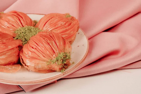 Geleneksel hindistancevizli tatlı baklavası. Ev yapımı fındıklı ve ballı baklava..