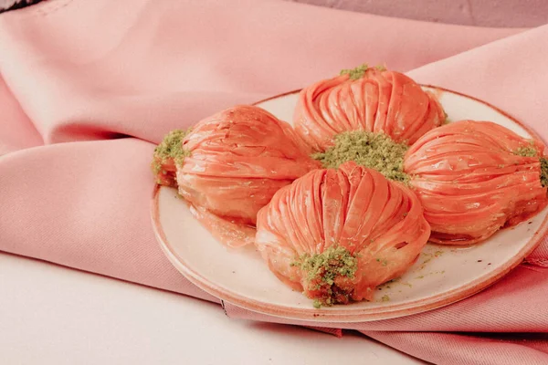 Geleneksel hindistancevizli tatlı baklavası. Ev yapımı fındıklı ve ballı baklava..