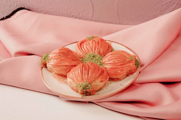 Geleneksel hindistancevizli tatlı baklavası. Ev yapımı fındıklı ve ballı baklava..