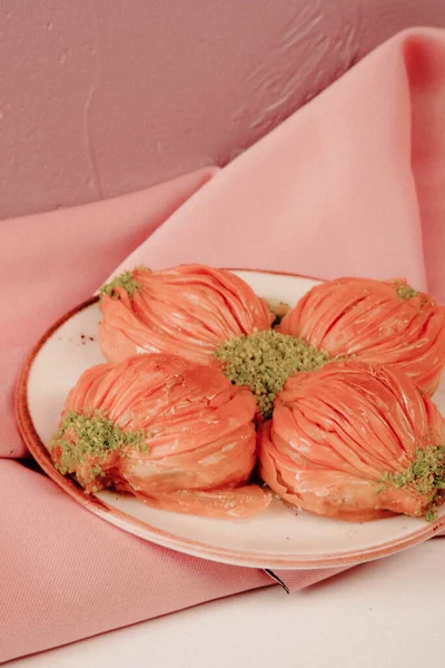 Geleneksel hindistancevizli tatlı baklavası. Ev yapımı fındıklı ve ballı baklava..