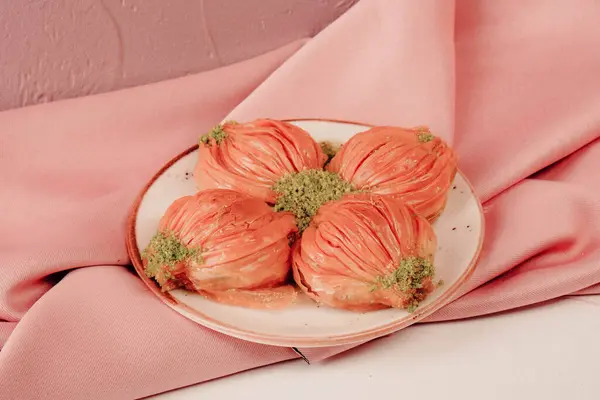 Geleneksel hindistancevizli tatlı baklavası. Ev yapımı fındıklı ve ballı baklava..