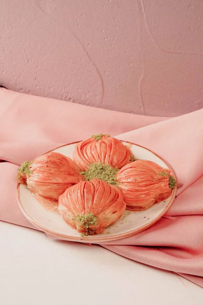 Geleneksel hindistancevizli tatlı baklavası. Ev yapımı fındıklı ve ballı baklava..