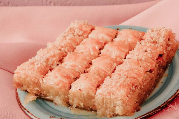 Geleneksel hindistancevizli tatlı baklavası. Ev yapımı fındıklı ve ballı baklava..