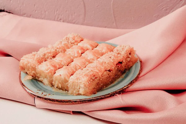Geleneksel hindistancevizli tatlı baklavası. Ev yapımı fındıklı ve ballı baklava..