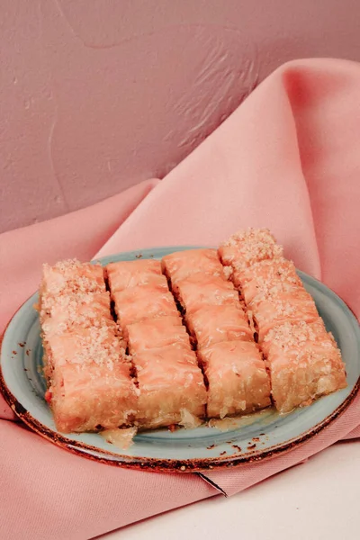 Geleneksel hindistancevizli tatlı baklavası. Ev yapımı fındıklı ve ballı baklava..