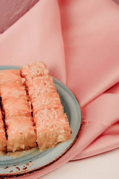 Geleneksel hindistancevizli tatlı baklavası. Ev yapımı fındıklı ve ballı baklava..