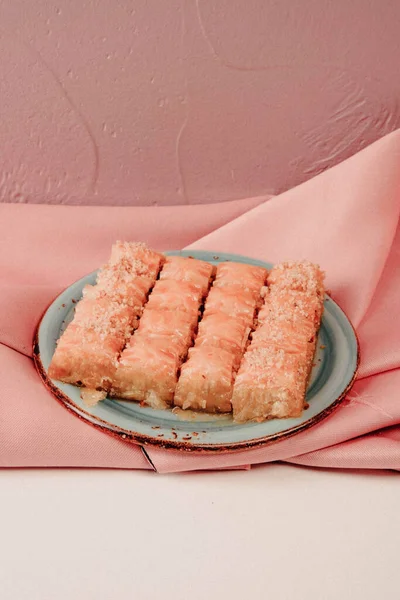 Geleneksel hindistancevizli tatlı baklavası. Ev yapımı fındıklı ve ballı baklava..