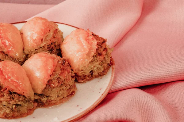 Geleneksel hindistancevizli tatlı baklavası. Ev yapımı fındıklı ve ballı baklava..