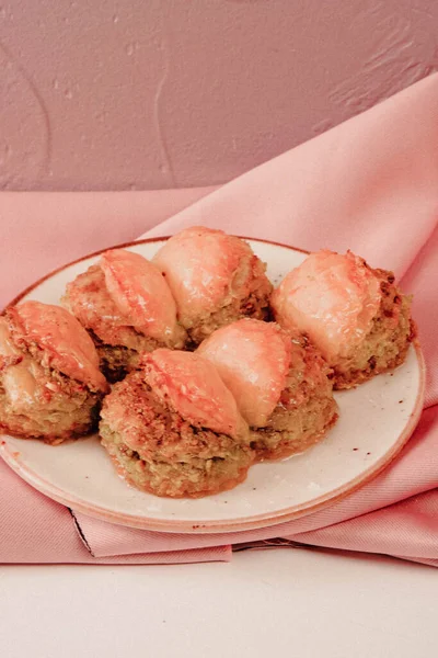 Geleneksel hindistancevizli tatlı baklavası. Ev yapımı fındıklı ve ballı baklava..