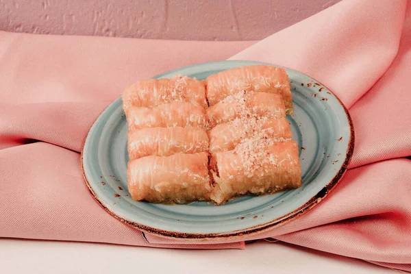 Geleneksel hindistancevizli tatlı baklavası. Ev yapımı fındıklı ve ballı baklava..