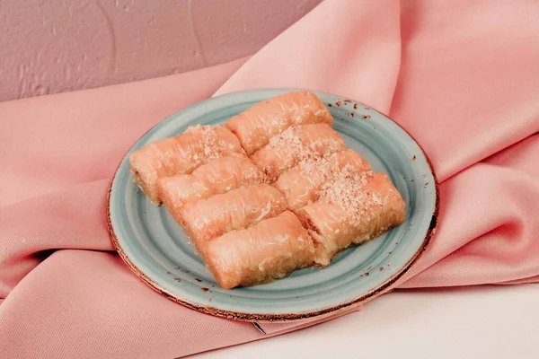 Geleneksel hindistancevizli tatlı baklavası. Ev yapımı fındıklı ve ballı baklava..