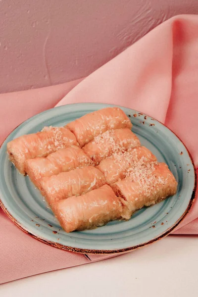 Geleneksel hindistancevizli tatlı baklavası. Ev yapımı fındıklı ve ballı baklava..