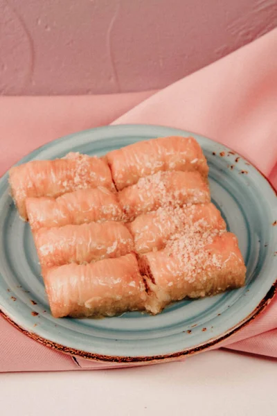 Geleneksel hindistancevizli tatlı baklavası. Ev yapımı fındıklı ve ballı baklava..