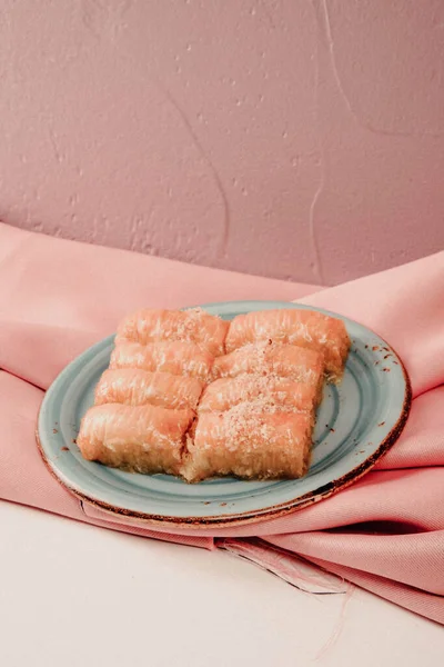 Geleneksel hindistancevizli tatlı baklavası. Ev yapımı fındıklı ve ballı baklava..