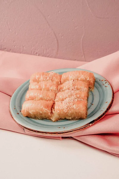 Geleneksel hindistancevizli tatlı baklavası. Ev yapımı fındıklı ve ballı baklava..