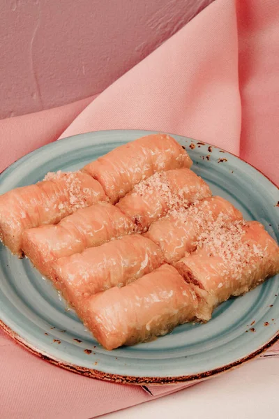 Geleneksel hindistancevizli tatlı baklavası. Ev yapımı fındıklı ve ballı baklava..