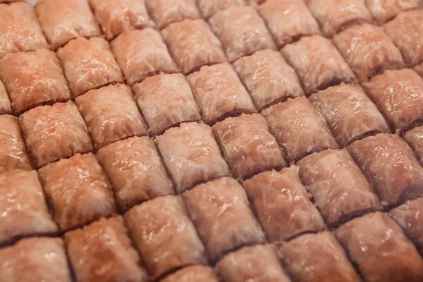 Geleneksel hindistancevizli tatlı baklavası. Ev yapımı fındıklı ve ballı baklava..