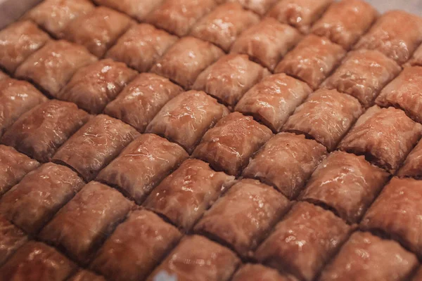 Geleneksel hindistancevizli tatlı baklavası. Ev yapımı fındıklı ve ballı baklava..