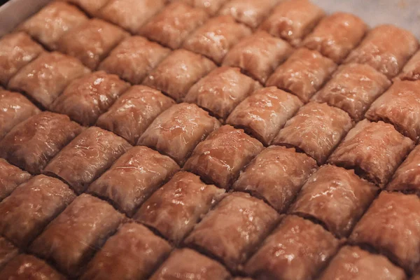 Geleneksel hindistancevizli tatlı baklavası. Ev yapımı fındıklı ve ballı baklava..