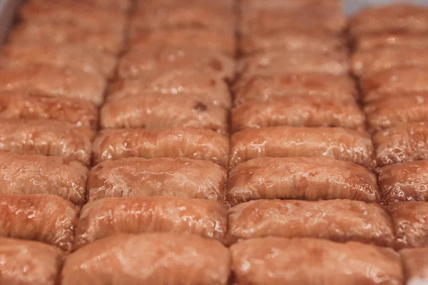 Geleneksel hindistancevizli tatlı baklavası. Ev yapımı fındıklı ve ballı baklava..