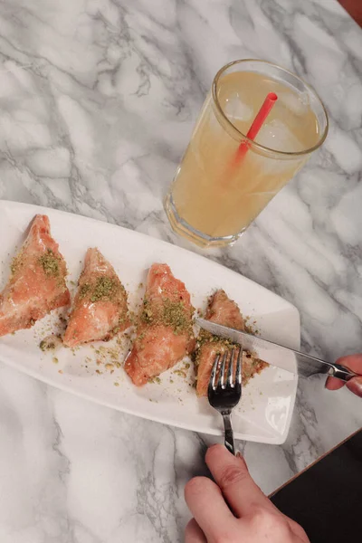 Geleneksel hindistancevizli tatlı baklavası. Ev yapımı fındıklı ve ballı baklava..