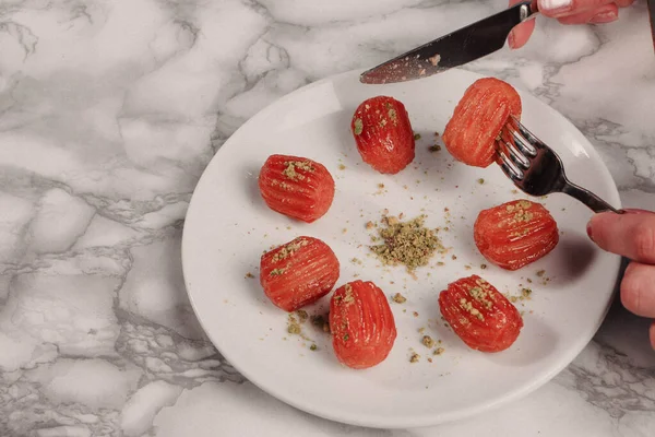 Geleneksel hindistancevizli tatlı baklavası. Ev yapımı fındıklı ve ballı baklava..