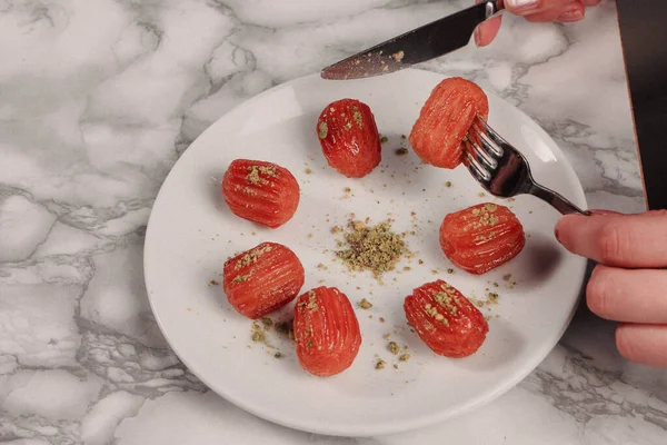 Geleneksel hindistancevizli tatlı baklavası. Ev yapımı fındıklı ve ballı baklava..