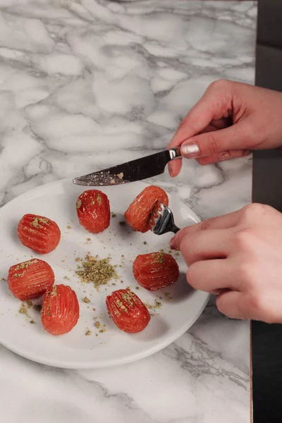 Geleneksel hindistancevizli tatlı baklavası. Ev yapımı fındıklı ve ballı baklava..