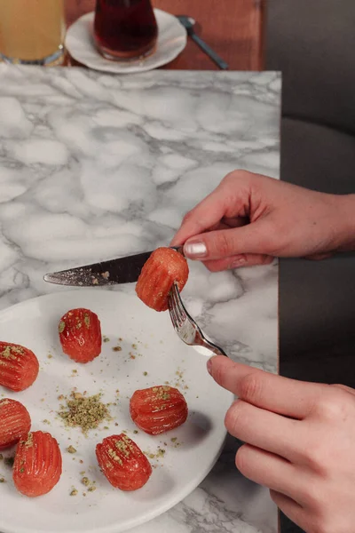 Geleneksel hindistancevizli tatlı baklavası. Ev yapımı fındıklı ve ballı baklava..