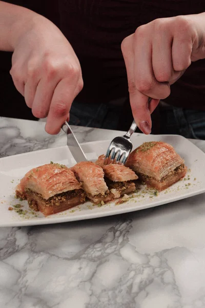 Geleneksel hindistancevizli tatlı baklavası. Ev yapımı fındıklı ve ballı baklava..