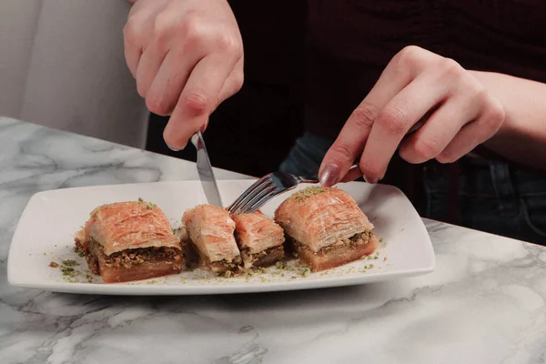 Geleneksel hindistancevizli tatlı baklavası. Ev yapımı fındıklı ve ballı baklava..