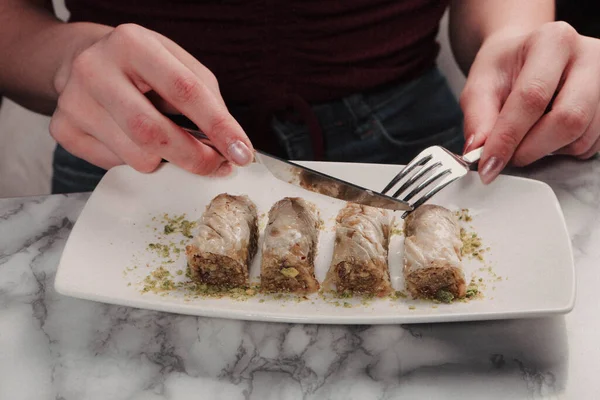 Geleneksel hindistancevizli tatlı baklavası. Ev yapımı fındıklı ve ballı baklava..
