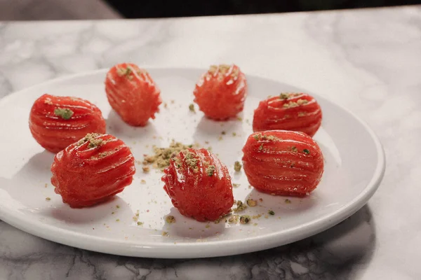 Geleneksel hindistancevizli tatlı baklavası. Ev yapımı fındıklı ve ballı baklava..